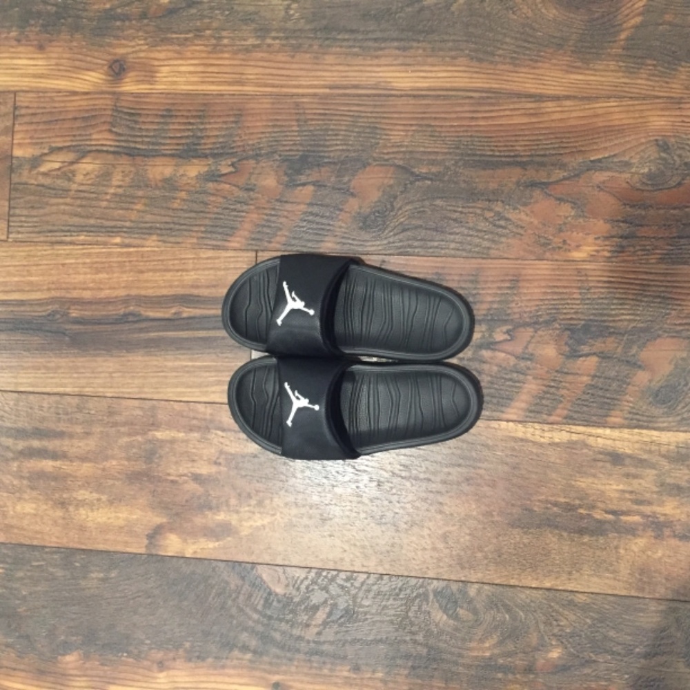 Jordan slides - Picture 4 of 4